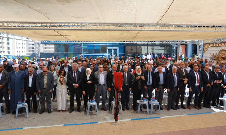 Attendees at the Palestinian Journalists' Syndicate memorial unveiling pose for a picture.